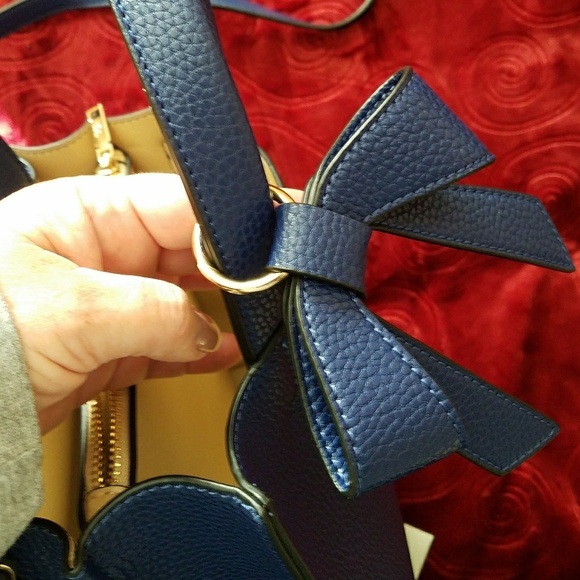 Suzy Levian ~Pebbled Faux Leather Satchel with Bow - Picture 6 of 8